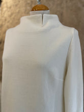 Lade das Bild in den Galerie-Viewer, Merinopullover Turtleneck mit Schlitz