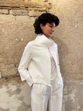 Lade das Bild in den Galerie-Viewer, Puristische Kurzjacke mit Stehkragen im Vokuhila Stil
