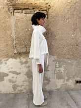 Lade das Bild in den Galerie-Viewer, Puristische Kurzjacke mit Stehkragen im Vokuhila Stil