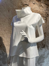 Lade das Bild in den Galerie-Viewer, Oberteil mit halsfernem Stehkragen