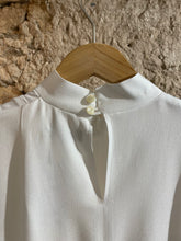 Lade das Bild in den Galerie-Viewer, Bluse mit Stehkragen und Kurzarm