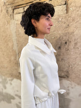 Lade das Bild in den Galerie-Viewer, Puristische Kurzjacke mit Stehkragen im Vokuhila Stil