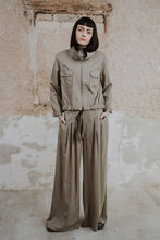 Lade das Bild in den Galerie-Viewer, Model mit Kurzjacke aus Tencel mit Stehkragen in oliv mit passender Hose