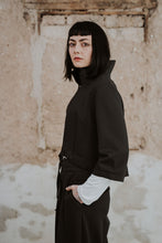 Lade das Bild in den Galerie-Viewer, Puristische Kurzjacke mit Stehkragen im Vokuhila Stil