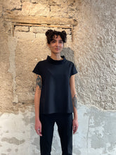 Lade das Bild in den Galerie-Viewer, Oberteil mit halsfernem Stehkragen