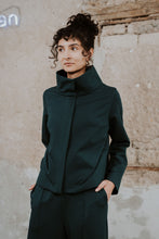 Lade das Bild in den Galerie-Viewer, Model mit kastig geschnittener Jacke mit Stehkragen und verdecktem Reißverschluss in dunkelgrün