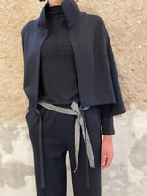 Lade das Bild in den Galerie-Viewer, Puristische Kurzjacke mit Stehkragen im Vokuhila Stil