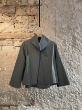 Lade das Bild in den Galerie-Viewer, Puristische Kurzjacke mit Stehkragen im Vokuhila Stil