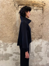 Lade das Bild in den Galerie-Viewer, Puristische Kurzjacke mit Stehkragen im Vokuhila Stil