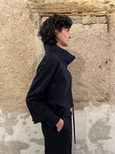 Lade das Bild in den Galerie-Viewer, Puristische Kurzjacke mit Stehkragen im Vokuhila Stil