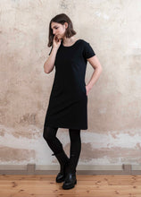 Lade das Bild in den Galerie-Viewer, Basic Kleid mit Taschen. Das kleine Schwarze