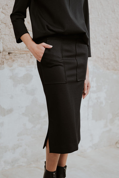 Stiftrock in schwarz mit seitlichen Schlitzen und Eingriffstaschen