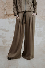 Lade das Bild in den Galerie-Viewer, Weit geschnittene Hose aus weich fließendem Tencel in oliv

