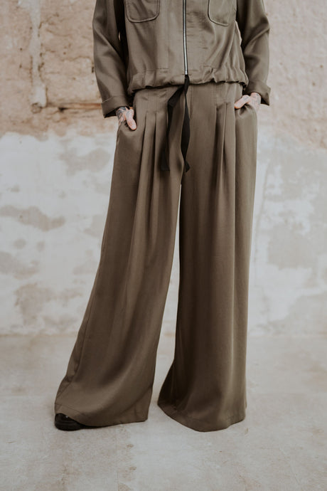 Weit geschnittene Hose aus weich fließendem Tencel in oliv