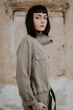 Lade das Bild in den Galerie-Viewer, Model seitlich fotografiert mit Kurzjacke aus Tencel mit Stehkragen in oliv
