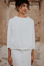 Lade das Bild in den Galerie-Viewer, Model mit locker geschnittenem Oberteil mit Tunnelzug in offwhite
