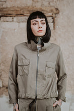 Lade das Bild in den Galerie-Viewer, Model von vorne fotografiert mit Kurzjacke aus Tencel mit Stehkragen in oliv
