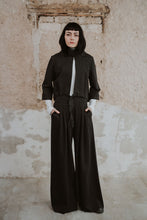 Lade das Bild in den Galerie-Viewer, Puristische Kurzjacke mit Stehkragen im Vokuhila Stil
