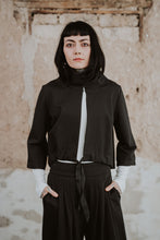 Lade das Bild in den Galerie-Viewer, Model mit Kurzjacke mit 3/4 Ärmeln in schwarz
