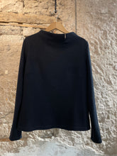 Lade das Bild in den Galerie-Viewer, Merinopullover Turtleneck mit Schlitz
