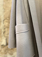 Lade das Bild in den Galerie-Viewer, Mantel aus Schurwolle in taupe
